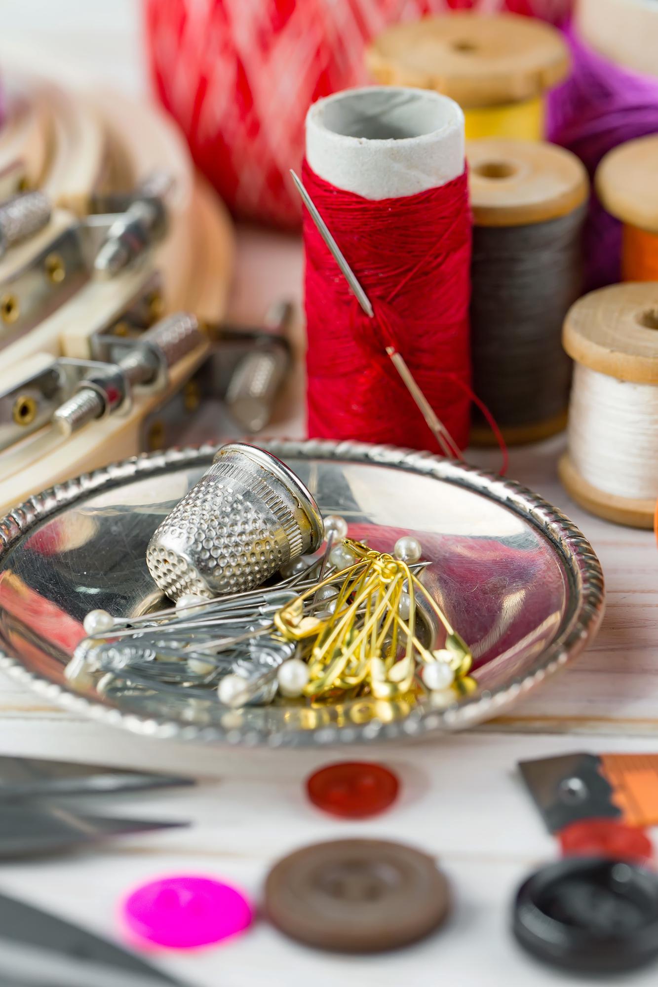 atelier broderie cu artist lucrând